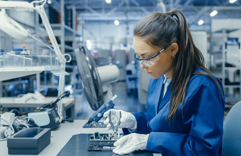 Frau - Arbeiten - Handarbeit - Produktion